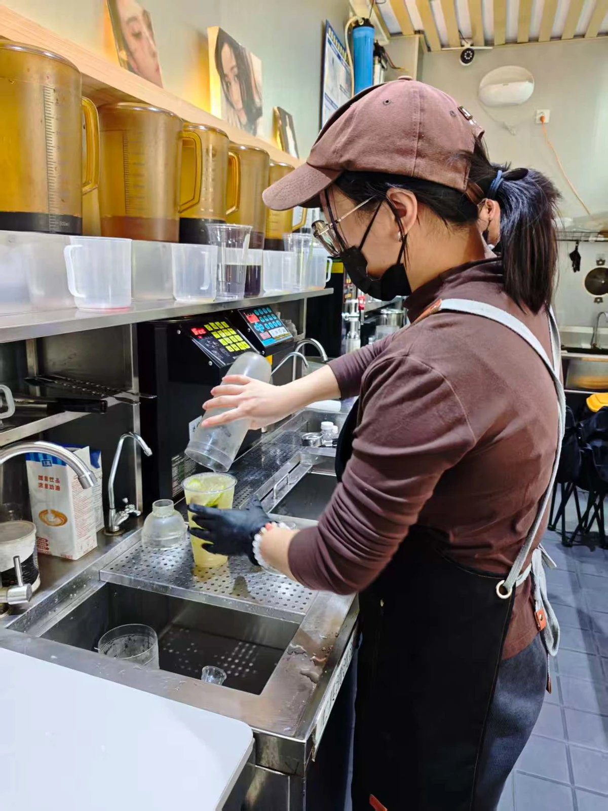 品牌手册中的柠见饮品制作现场